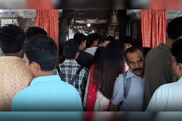 भूतेश्वर महादेव के दर्शन करते हुए भक्त