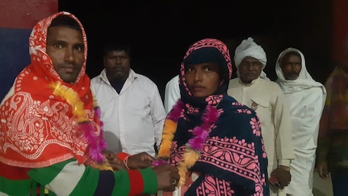 अजब प्रेम की गजब कहानी! वेलेंटाइन डे पर चाची ने भतीजे संग रचाया ब्याह, महिला के पहले पति ने खुद कराई शादी