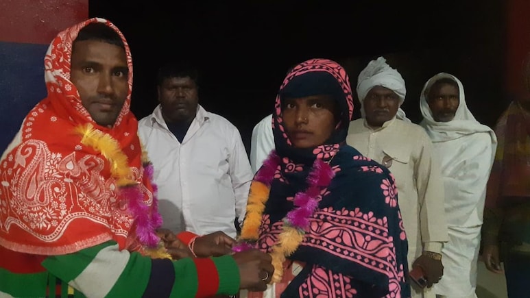 अजब प्रेम की गजब कहानी! वेलेंटाइन डे पर चाची ने भतीजे संग रचाया ब्याह, महिला के पहले पति ने खुद कराई शादी