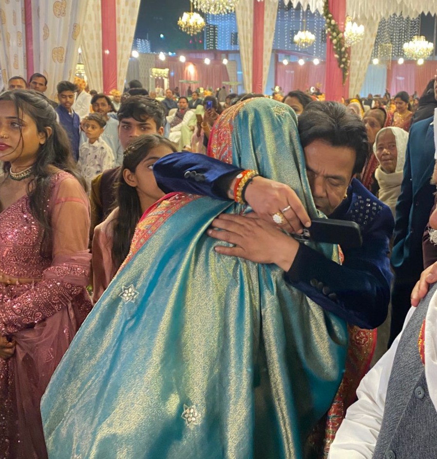 आइसक्रीम पार्लर में हुई मुलाकात, 15 बच्चों की बनीं मां, राजपाल यादव और राधा भाभी की कहानी खास