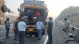 Dhar News: गणपति घाट फोरलेन पर हादसा, कंटेनर में घुसा ट्रक, 3.5 घंटे केबिन में फंसा रहा चालक