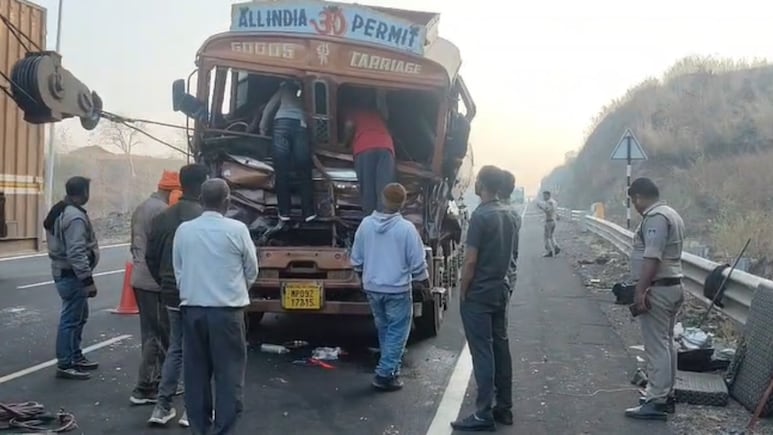 Dhar News: गणपति घाट फोरलेन पर हादसा, कंटेनर में घुसा ट्रक, 3.5 घंटे केबिन में फंसा रहा चालक