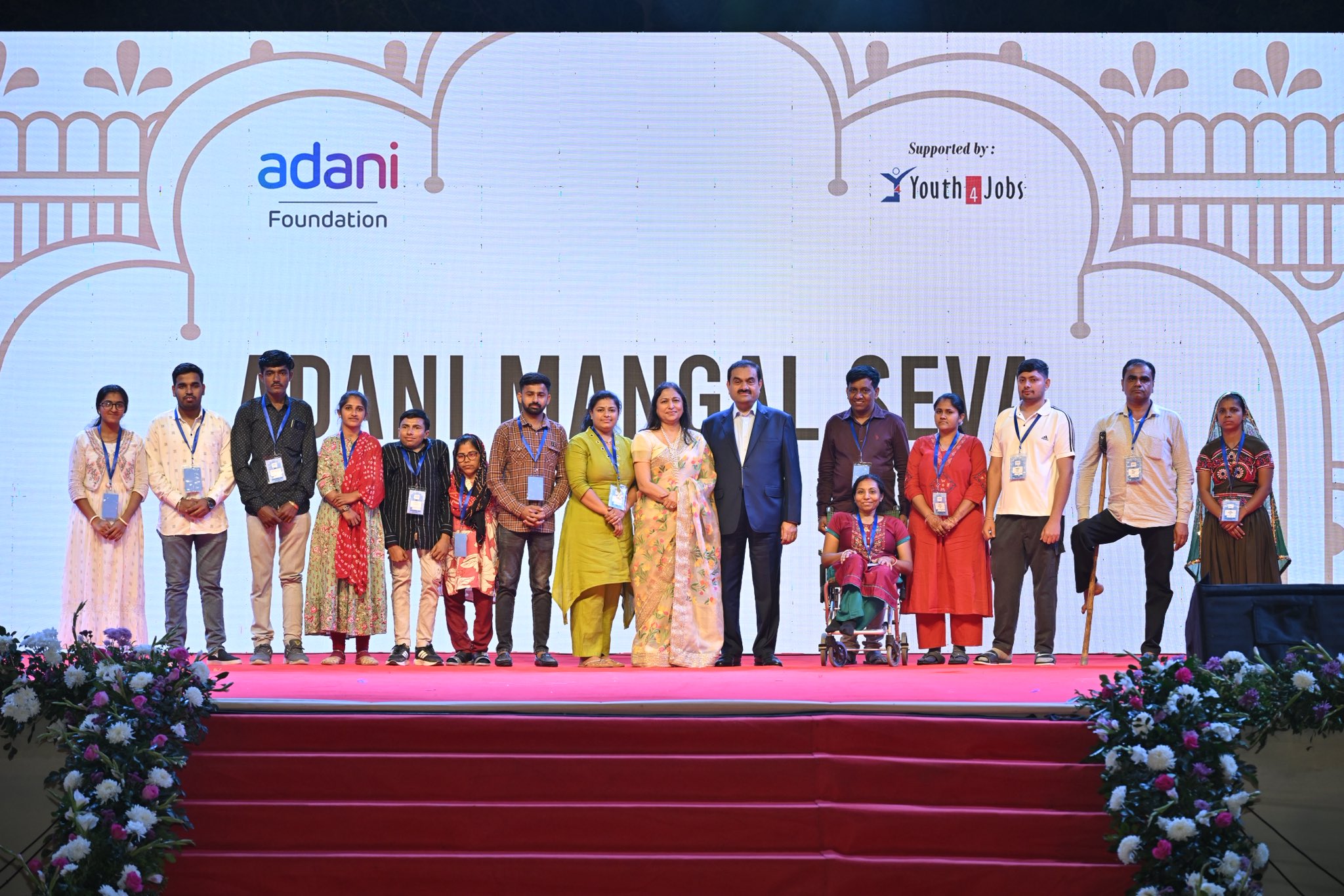 अदाणी मंगल सेवा कार्यक्रम में दिव्यांगजनों के साथ गौतम अदाणी और प्रीति अदाणी.