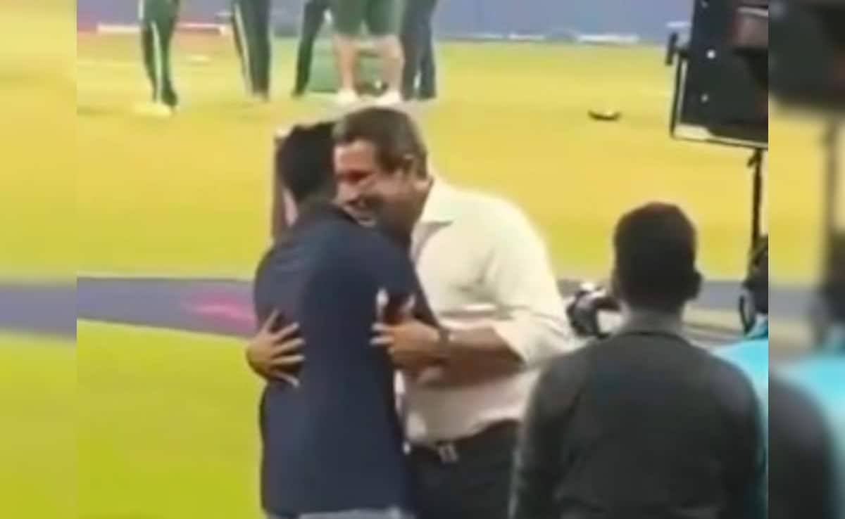 T20 World Cup 2026: भारत-पाक खिलाड़ियों ने नहीं मिलाया हाथ लेकिन रोहित शर्मा और वसीम अकरम मिले गले , वीडियो हुआ वायरल