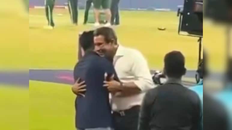 T20 World Cup 2026: भारत-पाक खिलाड़ियों ने नहीं मिलाया हाथ लेकिन रोहित शर्मा और वसीम अकरम मिले गले , वीडियो हुआ वायरल