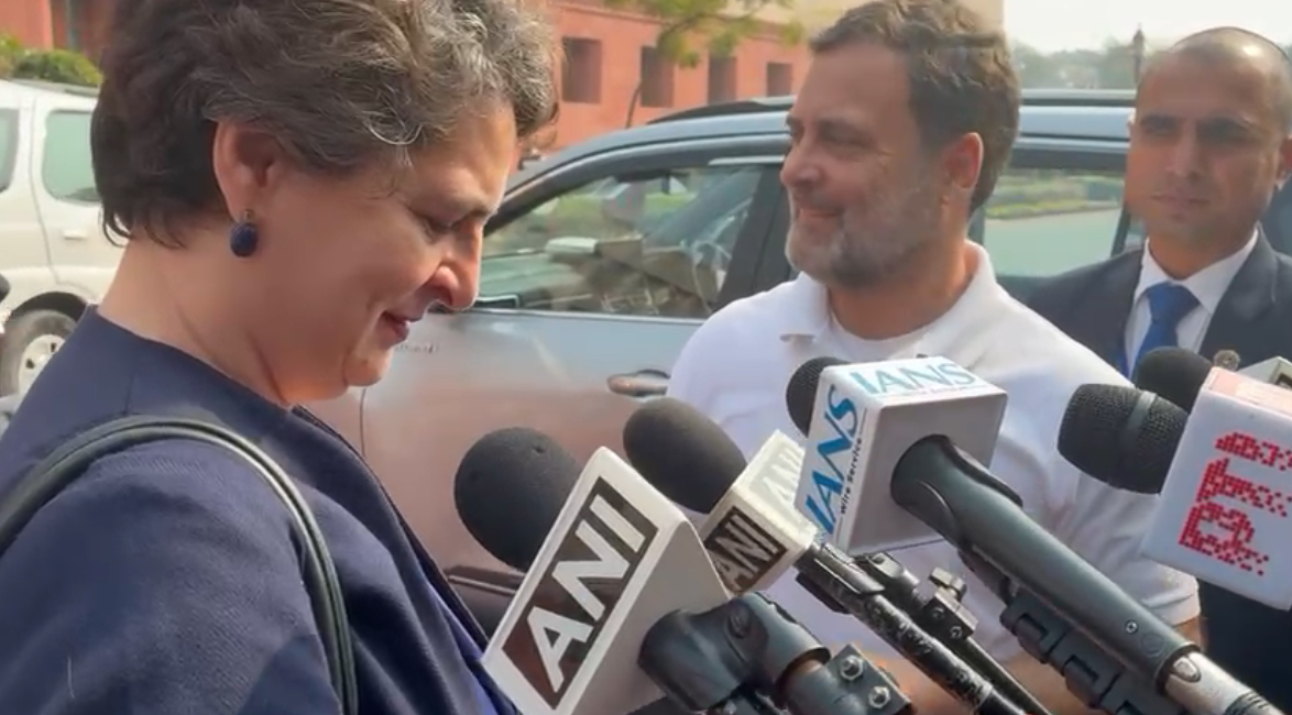 पत्रकारों से बात कर रही थीं प्रियंका गांधी, तभी आए राहुल, बहन को टॉफी देकर बोले- 'Have a Sweet'