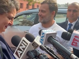 पत्रकारों से बात कर रही थीं प्रियंका गांधी, तभी आए राहुल, बहन को टॉफी देकर बोले- 'Have a Sweet'