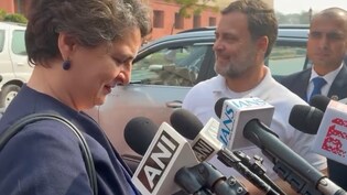 पत्रकारों से बात कर रही थीं प्रियंका गांधी, तभी आए राहुल, बहन को टॉफी देकर बोले- 'Have a Sweet'