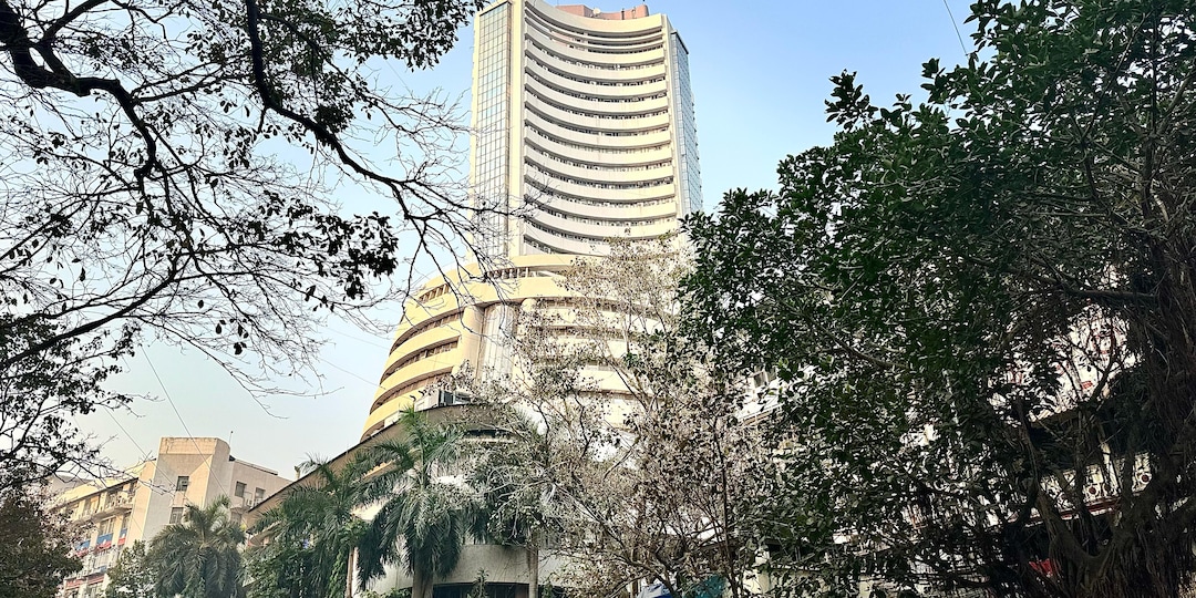 Stock Market News Today Live: Nifty Tests 25,350 Support, Sensex Down 300 Points; IT Stocks Gain