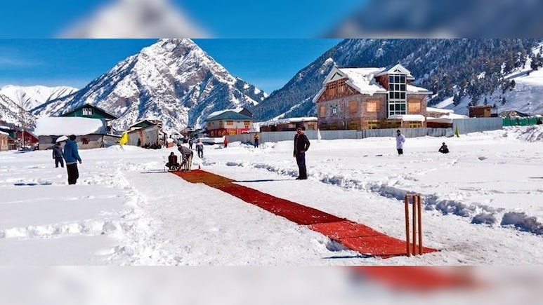 स्नो क्रिकेट से लेकर फुटबॉल और स्कीइंग तक... गुरेज घाटी के युवाओं ने आपदा को कुछ ऐसे अवसर में बदल दिया