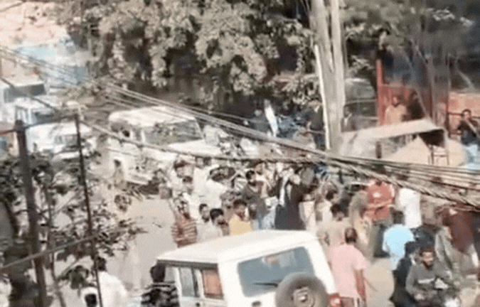 VIDEO: रेत कंपनी के गुंडों ने दिन दहाड़े युवक को पीटा, रायल्टी पूछताछ पर हुआ विवाद