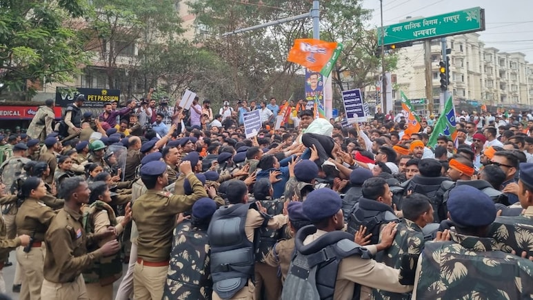 MP-CG में स&zwj;ियासी संग्राम: कांग्रेस कार्यालय में हंगामा, BJP वालों पर FIR, पीसीसी चीफ ने CS को ल&zwj;िखा पत्र