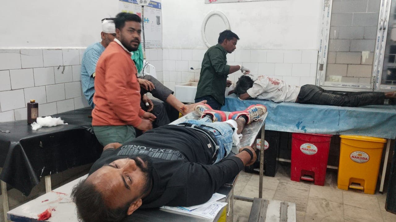 गिरिडीह में निकाय चुनाव की वोटिंग के दौरान हुई फायरिंग में दो लोग घायल.