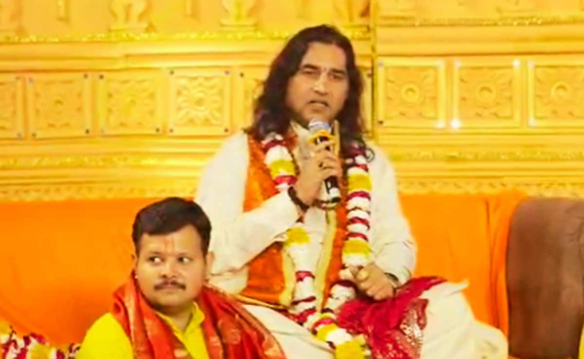 कुबेरधामा में आयोजित 7 दिवसीय कथा में पहुंचे थे धर्माचार्य देवकी नंदन ठाकुर कुबेरधामा में आयोजित 7 दिवसीय कथा में पहुंचे थे धर्माचार्य देवकी नंदन ठाकुर