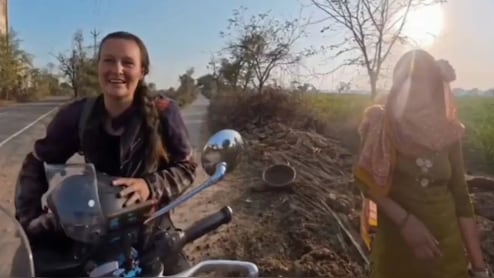 खेत में टेंट लगा रही थी विदेशी महिला...हरियाणवी मां ने किया ऐसा काम वायरल हो गया वीडियो