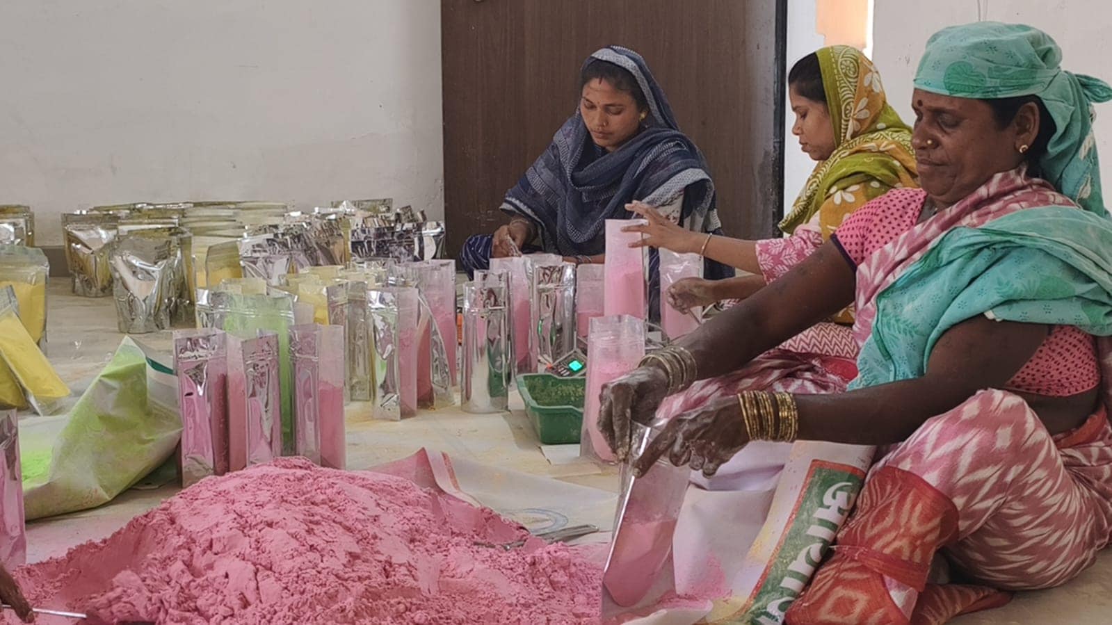 Holi 2026: हर्बल गुलाल की पैकिंग करती महिलाएं