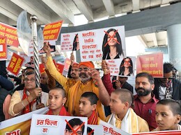 MP में 'घूसखोर पंडत'फिल्म पर बवाल: भोपाल में फरसा लेकर सड़क पर उतरे, उज्जैन में कालिख पोतने की चेतावनी