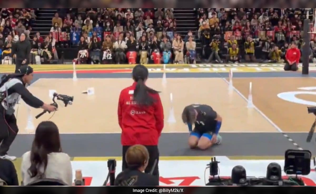 Japanese Volleyball Player's Accidental Serve Hits Judge, His Sliding Apology Goes Viral