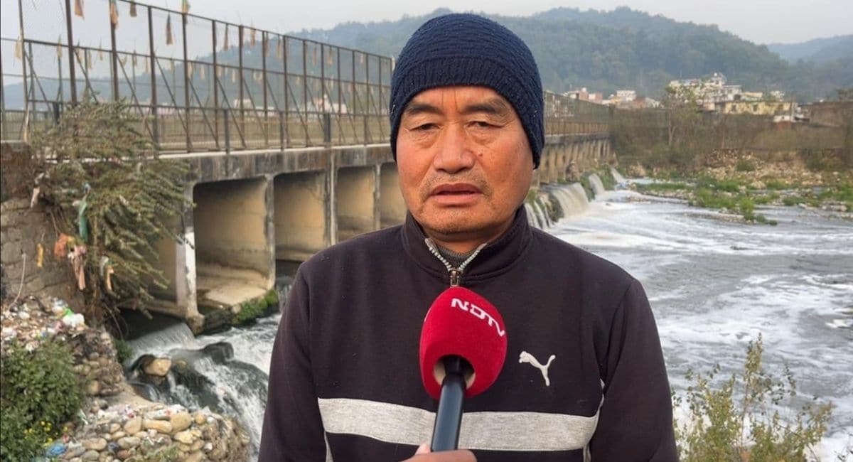 नदी के पानी में आ रहा है झाग 