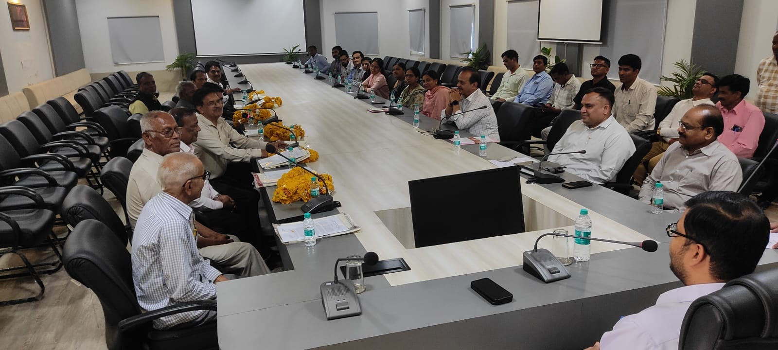 Zila Panchayat Dhar: धार जिला पंचायत में सेवानिवृत्त कर्मचारी CEO के साथ