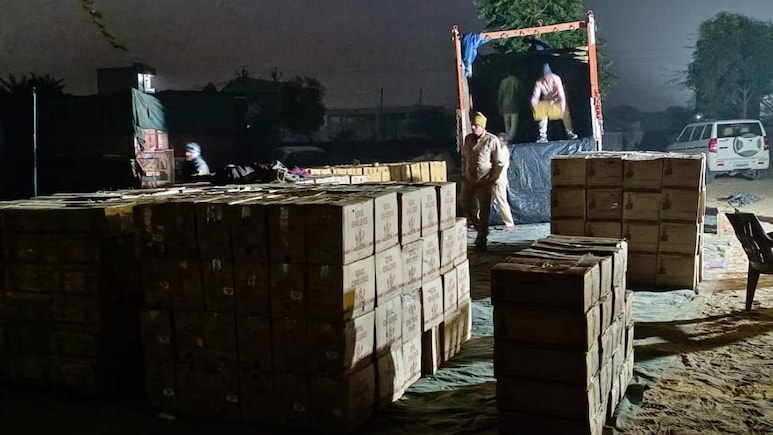 हनुमानगढ़ में पकड़ी गई करीब 3 करोड़ की शराब, बड़े ब्रांड की 1500 से ज्यादा पेटी बरामद