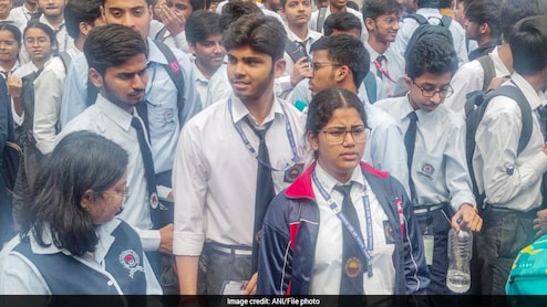 'ड्रेस कोड' ते 'एन्ट्री टाईम'; CBSE बोर्डाच्या परीक्षेला जाण्यापूर्वी पाहा शेवटच्या मिनिटाचे महत्त्वाचे नियम