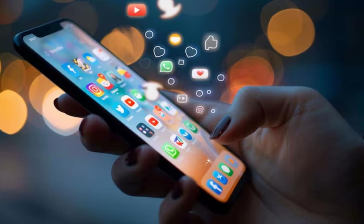 Social media addiction can lead to cognitive fatigue, stress, and decreased mental involvement. Photo: Freepik