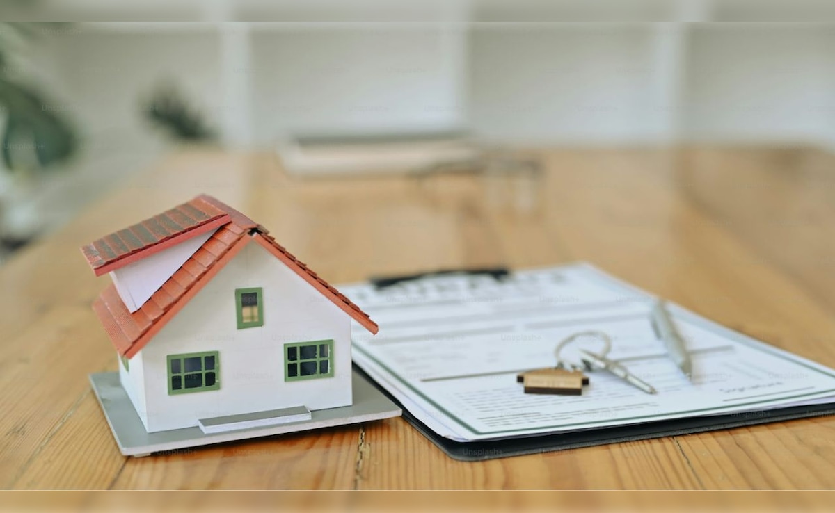 घर खरीदने से पहले ही चेक कर लें ये 12 जरूरी कागज, वरना फंस सकते हैं बड़े कानूनी झमेले में