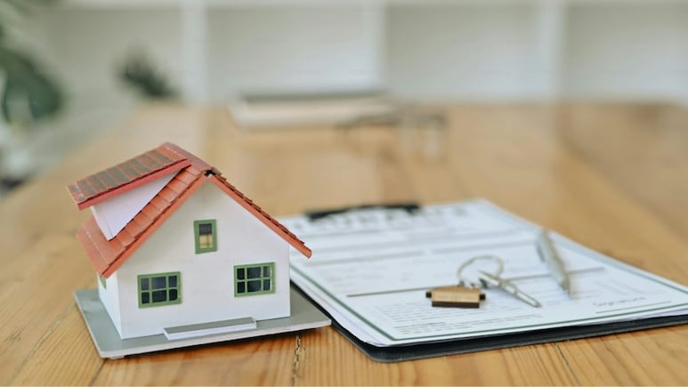 घर खरीदने से पहले ही चेक कर लें ये 12 जरूरी कागज, वरना फंस सकते हैं बड़े कानूनी झमेले में