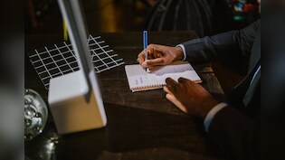 आधी सदी की नौकरी और एक कागजी PIP, क्या ऐसे खत्म होती है वफादारी?