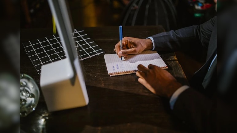 आधी सदी की नौकरी और एक कागजी PIP, क्या ऐसे खत्म होती है वफादारी?