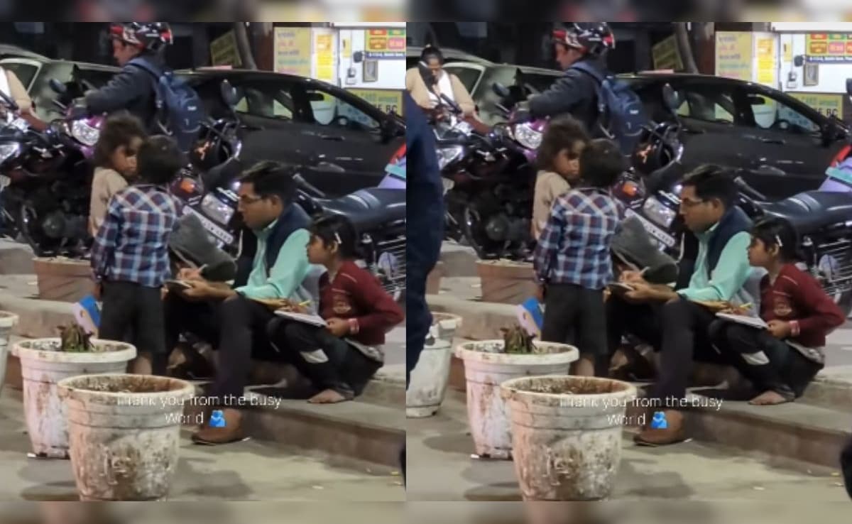 न क्लासरूम, न ब्लैकबोर्ड... बेघर बच्चों को सड़क किनारे को पढ़ाता शख्स, वीडियो देख लोगों ने दी ऐसी प्रतिक्रिया