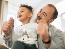 पोते-पोतियों के संग खेलने और देखभाल करने से बुज़ुर्गों का दिमाग होता है तेज़, रिसर्च में बात आई सामने