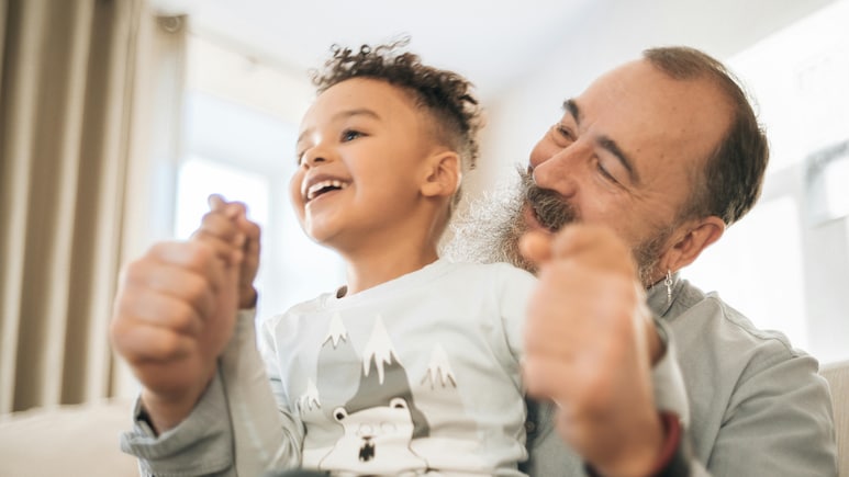 पोते-पोतियों के संग खेलने और देखभाल करने से बुज़ुर्गों का दिमाग होता है तेज़, रिसर्च में बात आई सामने