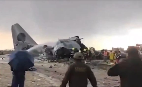 करोड़ों के नोट लेकर जा रहा प्लेन क्रैश, सड़क पर गिरा बोलिवियाई एयरफोर्स का विमान
