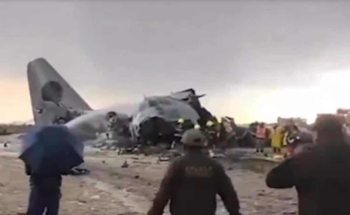 करोड़ों के नोट लेकर जा रहा प्लेन क्रैश, सड़क पर गिरा बोलिवियाई एयरफोर्स का विमान, 15 की मौत