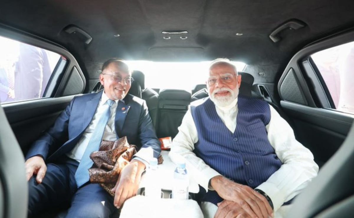 PM Modi Shares Car Ride With Malaysian Counterpart On Way To Community Meet