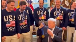 अब मैं ये मेडल वापस नहीं दूंगा... ट्रंप के मजाकिया अंदाज पर ओवल ऑफिस में गूंजे ठहाके