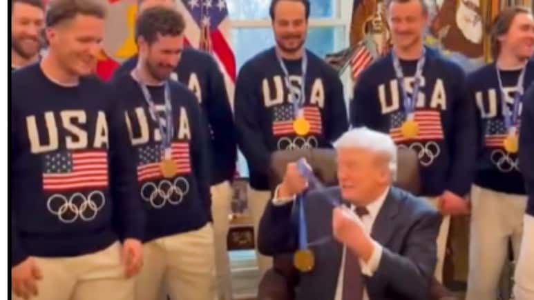 आइस हॉकी टीम ने ट्रंप को दिया विंटर ओलंपिक गोल्ड मेडल, जवाब मिला- वापस नहीं कर रहा