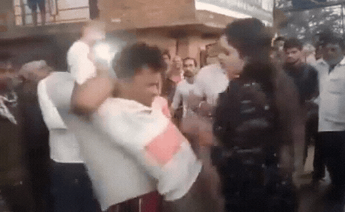 VIDEO: 'मेरे भइया से दूर हट जा...' यह कहकर युवक पर टूट पड़ी युवती, बीच सड़क की चांटे और चप्पल की बरसात&nbsp;