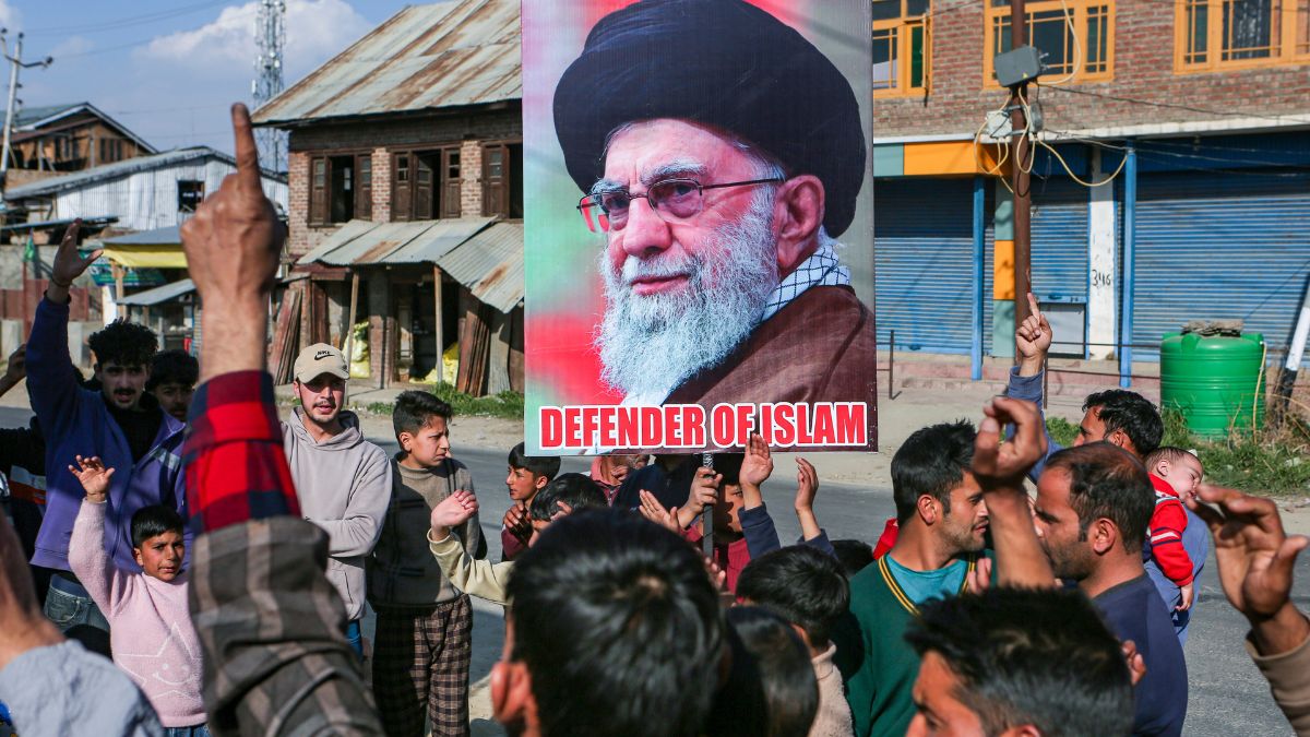 'दुनिया देख रही है, कौन गुंडागर्दी कर रहा है?' ईरान पर अटैक पर क्या बोले शिया मौलवी