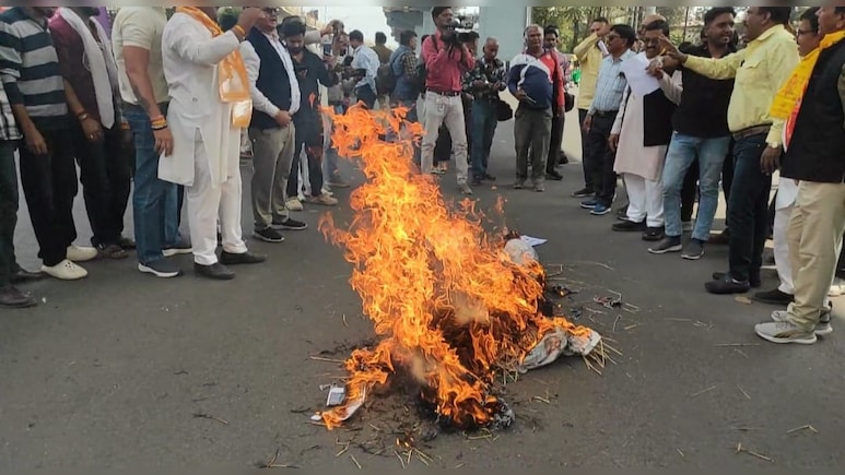 'यादव जी की लव स्टोरी' के विरोध में यादव समाज ने फूका पुतला, कहा- 'सिनेमाघरों को तोड़ेंगे और जलाएंगे'