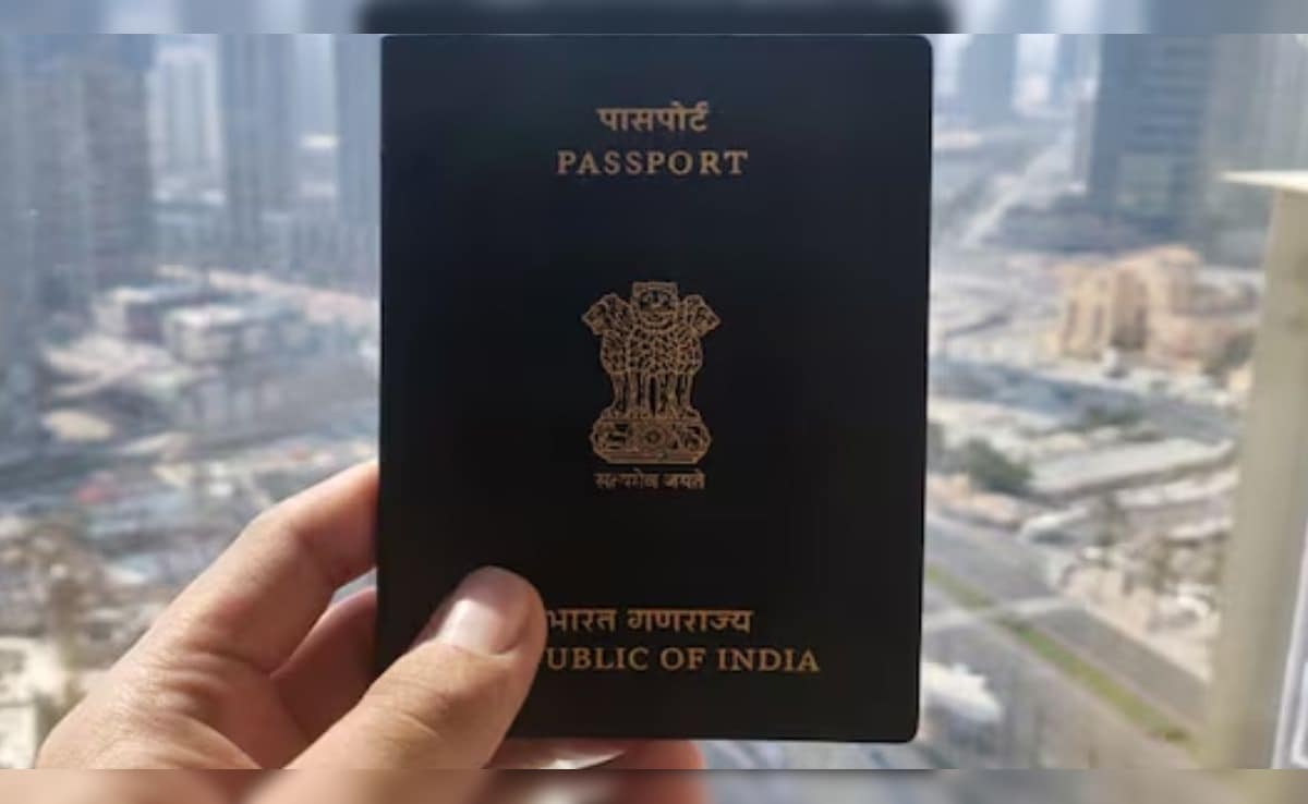 Indian e-Passport Update: चिप वाला ई-पासपोर्ट बनवाएं? एयरपोर्ट पर नहीं लगानी पड़ेगी लंबी लाइनें, अभी अप्लाई करें