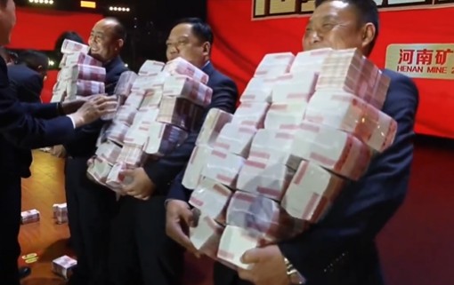 नोटों के ढेर के बीच बोनस! बॉस बोला- जितना गिन सको, सब तुम्हारा! 7,000 कर्मचारियों के सामने बिछाया कैश का ढेर