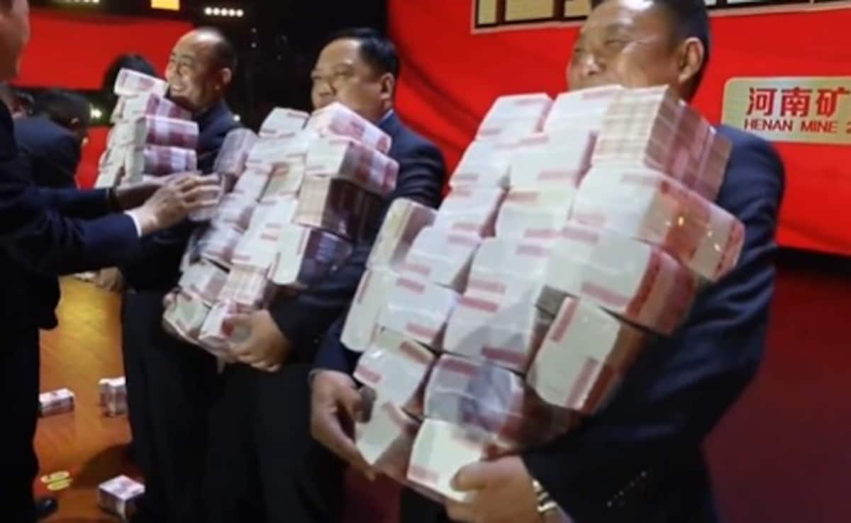 नोटों के ढेर के बीच बोनस! बॉस बोला- जितना गिन सको, सब तुम्हारा! 7 हज़ार कर्मचारियों के सामने बिछाया कैश का ढेर