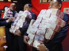 नोटों के ढेर के बीच बोनस! बॉस बोला- जितना गिन सको, सब तुम्हारा! 7 हज़ार कर्मचारियों के सामने बिछाया कैश का ढेर