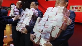 बॉस है या बादशाह, 239 करोड़ का बोनस बांटा, कर्मचारी जितना गिन पाए, उतने नोटों के बंडल उड़ा ले गए