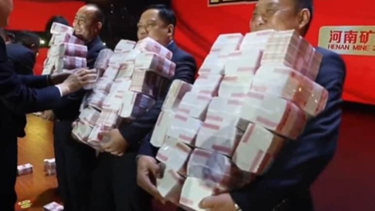 नोटों के ढेर के बीच बोनस! बॉस बोला- जितना गिन सको, सब तुम्हारा! 7 हज़ार कर्मचारियों के सामने बिछाया कैश का ढेर