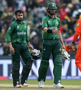 "<i>Chanafali Bech Rahe The Kya</i>?" Ex Pak Stars Tear Into Team Over Netherlands Show