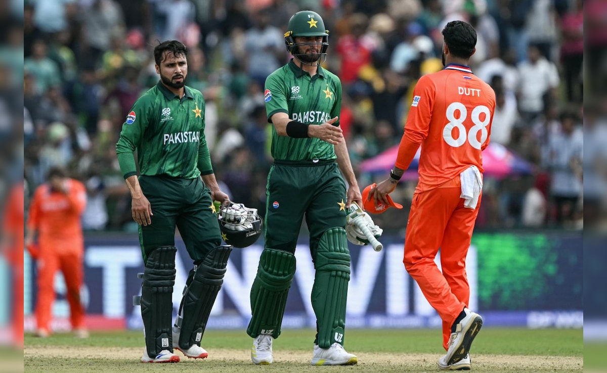 "<i>Chanafali Bech Rahe The Kya</i>?" Ex Pak Stars Tear Into Team Over Netherlands Show